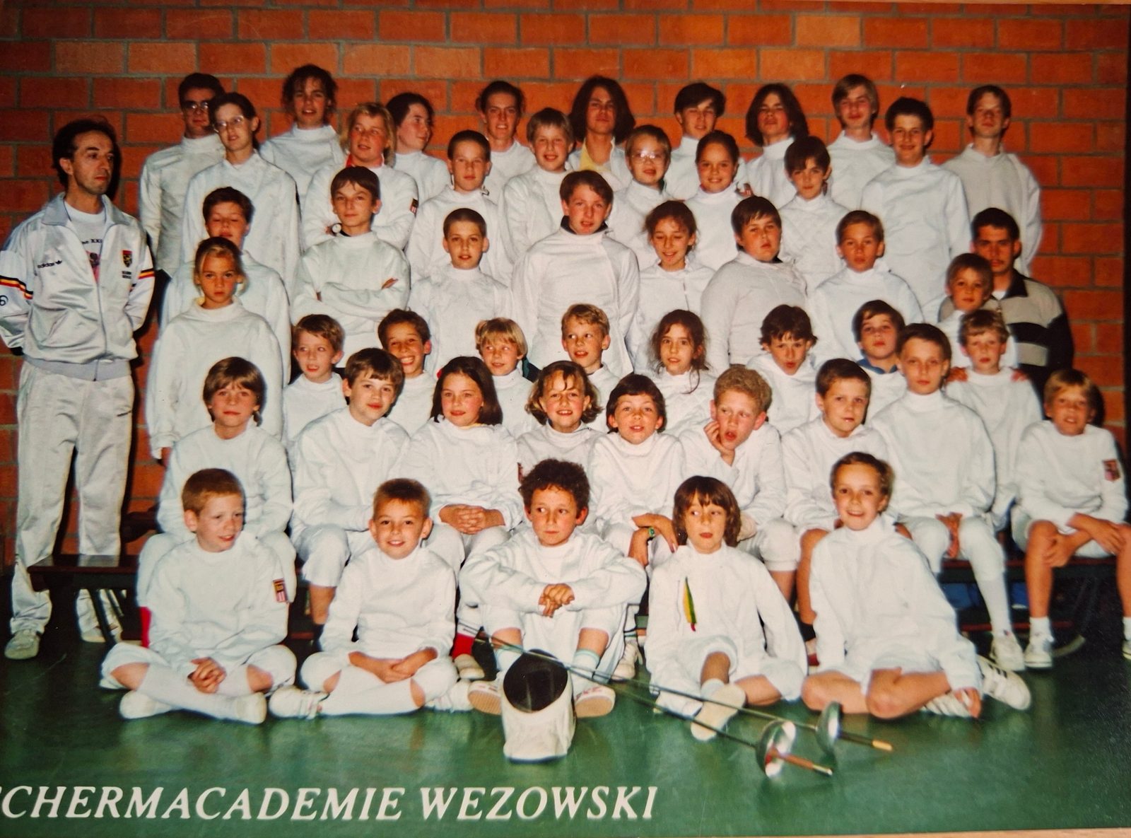 Groepsfoto van de schermers van Schermacademie Wezowski, zo'n 25 jaar geleden